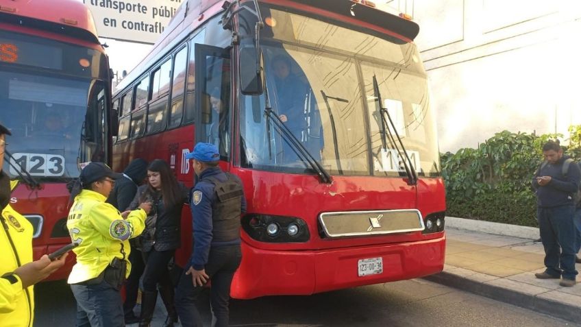 Muere Policía de Investigación arrollado por Metrobús en estación Balderas, CDMX