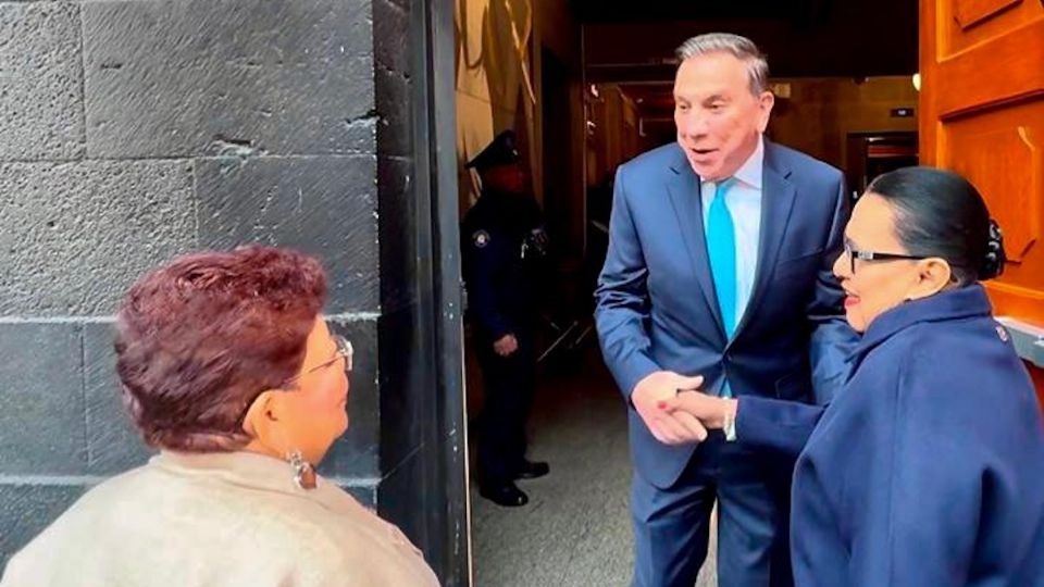 El ministro Javier Laynez recibió a la titular de Segob, Rosa Icela Rodríguez, y a Ernestina Godoy, en la puerta de la calle Erasmo Castellanos.