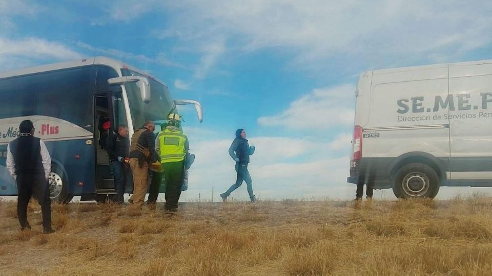 Paramédicos acudieron al lugar en el que ocurrió el deceso de un hombre.