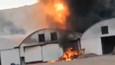 Fuerte incendio en ducto de gas consume bodega en la carretera México-Querétaro