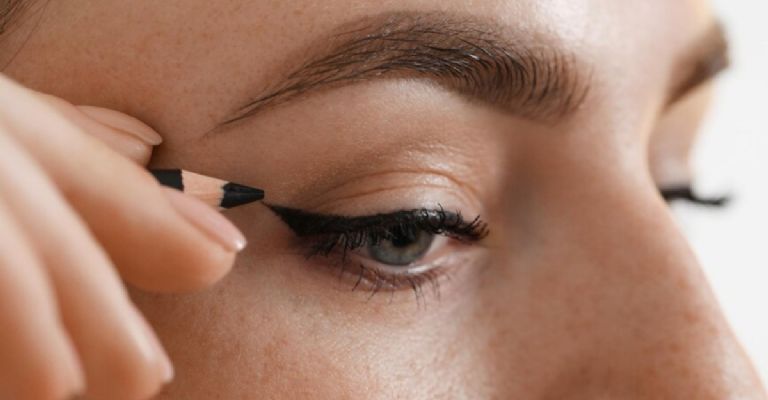 El delineado cat eye regresa como nueva tendencia de maquillaje de 2025.