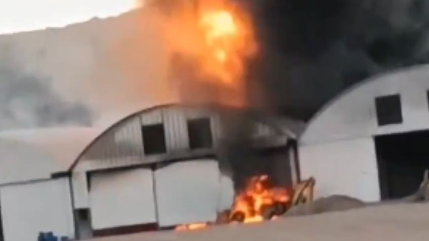 Fuerte incendio en ducto de gas consume bodega en la carretera México-Querétaro