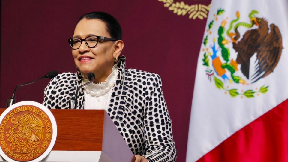 Fotografía de archivo de la secretaría de Gobernación, Rosa Icela Rodríguez, ofreciendo una conferencia de prensa.