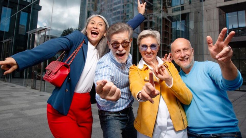 Dile adiós a estos 8 hábitos: aprende lo que debes hacer para vivir más feliz después de los 60 años. Fuente: Freepik