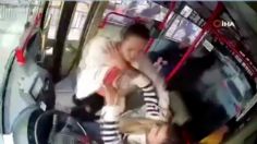 Un conductor de autobús es atacado por una mujer, descubren que era su esposa y se están divorciando: VIDEO