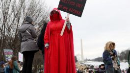 Foto que representa a Miles protestan en "La Marcha de todos" en Washington contra de Donald Trump