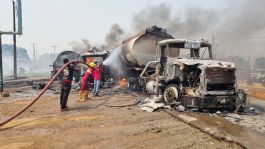 Foto que representa a Rapiña de combustible en pipa accidentada deja 70 muertos: explotó cuando querían pasar la gasolina a otro camión