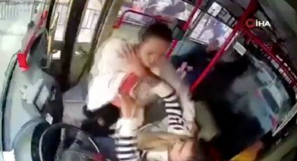 Un conductor de autobús es atacado por una mujer, descubren que era su esposa y se están divorciando: VIDEO