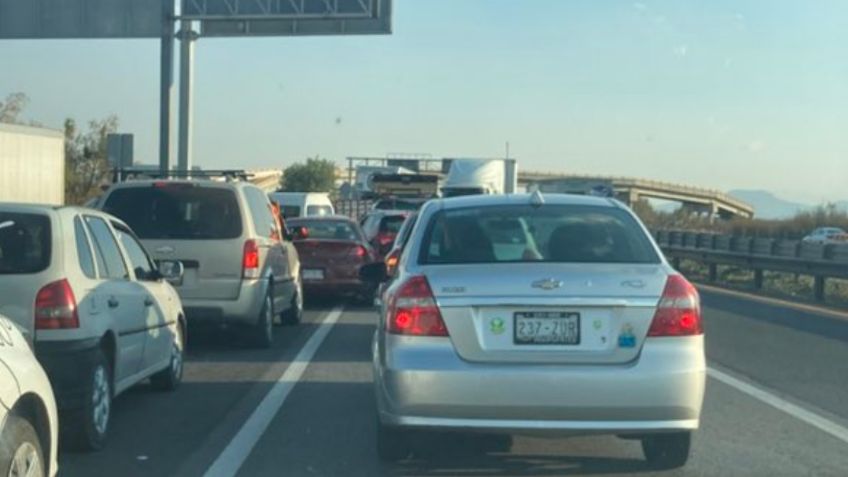 Accidente entre dos autos y un tráiler desquicia el tráfico en Circuito Exterior Mexiquense