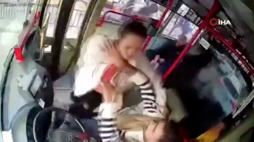 Un conductor de autobús es atacado por una mujer, descubren que era su esposa y se están divorciando: VIDEO