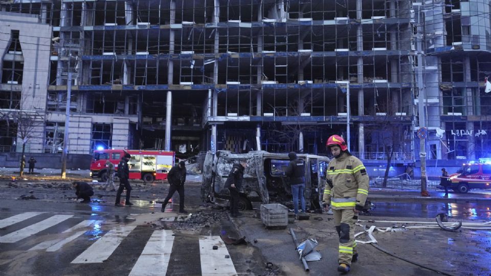 Bomberos ucranianos combatieron el fuego provocado por el impacto de los misiles.