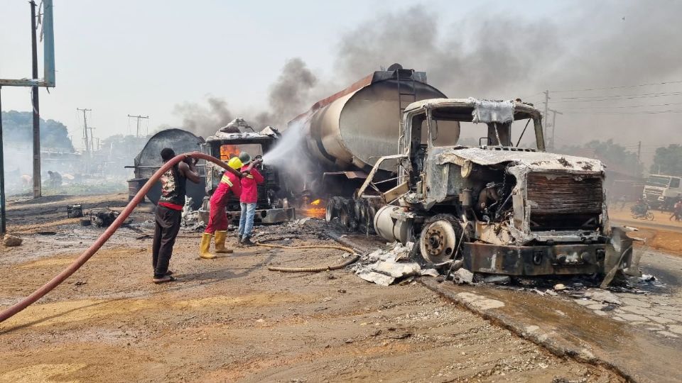 Un grupo de personas con un generador buscaban pasar el combustible a otro camión.