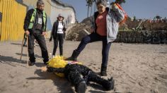 Activistas y migrantes protestan frente al muro con piñata de Donald Trump