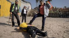 Activistas y migrantes protestan frente al muro con piñata de Donald Trump