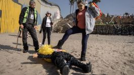 Foto que representa a Activistas y migrantes protestan frente al muro con piñata de Donald Trump