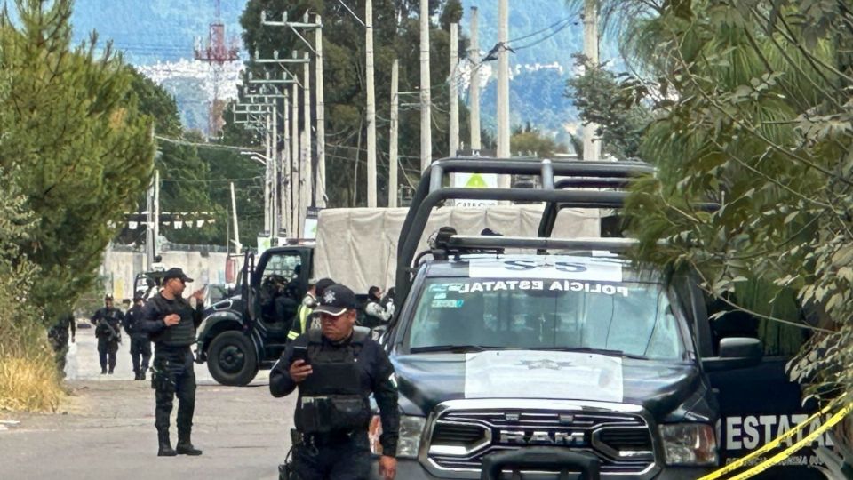 A los detenidos les aseguraron ocho armas largas, seis armas cortas, nueve vehículos, 35 cargadores, una cinta eslabonada con aproximadamente 350 cartuchos y equipo táctico.