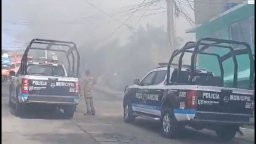 Fuerte incendio consume terreno baldío en Naucalpan