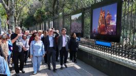 Foto que representa a "La Travesía de Amal" llega a las rejas del Bosque de Chapultepec