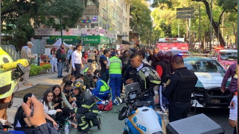 Las autoridades atienden a los lesionados.