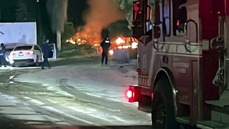 Bomberos de la capital sinaloense extinguieron el fuego en el auto.