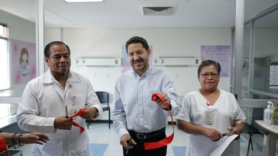 Durante el recorrido, escuchó a personal y derechohabiencia, e inauguró las obras de rehabilitación