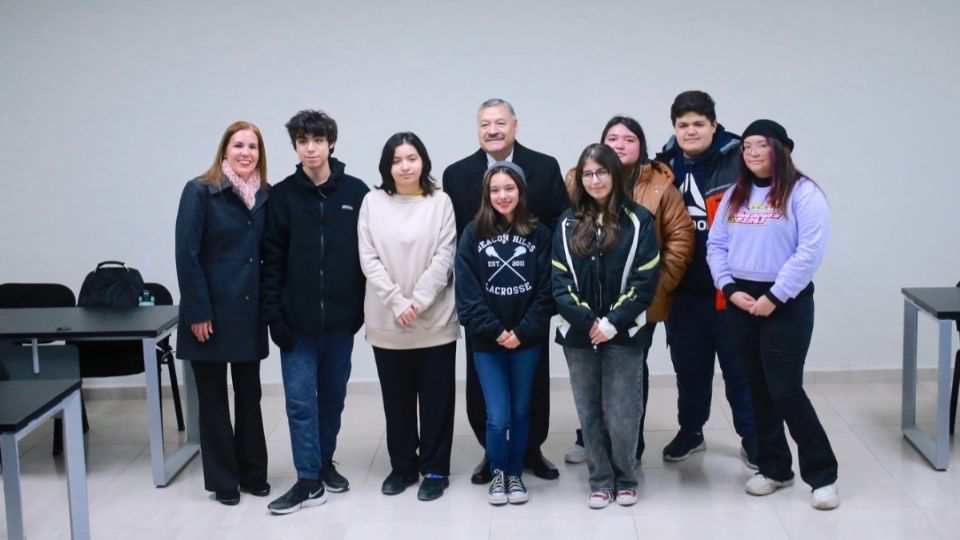 Guzmán López realizó un recorrido a través de las instalaciones universitarias, donde reiteró el apoyo de la institución hacia los estudiantes para lograr sus objetivos. 