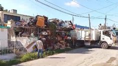 Acumula 90 toneladas de basura en su casa en Mérida; municipio inicia labores de limpieza en domicilio