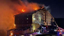 Foto que representa a Mueren 10 personas tras incendio en hotel, hay 32 heridos | VIDEO