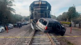 Foto que representa a Madre e hijo intentan ganar el paso al TREN Chepe; muere la mujer tras el impacto