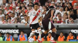 Foto que representa a Aficionados de River Plate abuchean durante el Himno Nacional Mexicano en el Estadio Monumental