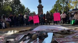 Foto que representa a Replican protesta en Toluca contra colonia “Cuarta Transformación” y lanzan escombros a Poder Legislativo