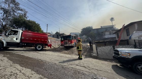 Condición Santa Ana provoca incendio de maleza, el fuego consume varias viviendas en Tijuana