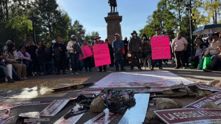 Replican protesta en Toluca contra colonia “Cuarta Transformación” y lanzan escombros a Poder Legislativo