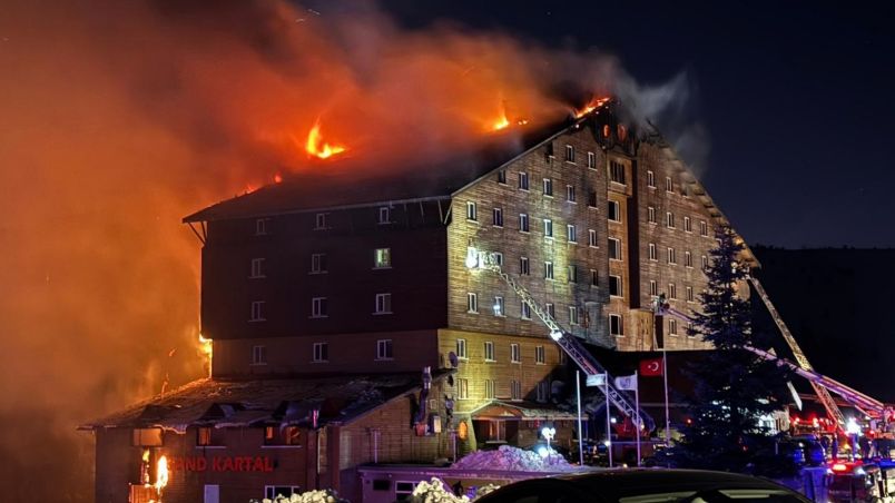 Cuerpos de emergencia intentan controlar el incendio en la zona.