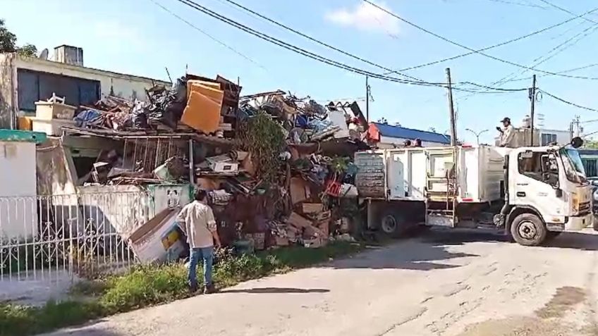 Acumula 90 toneladas de basura en su casa en Mérida; municipio inicia labores de limpieza en domicilio