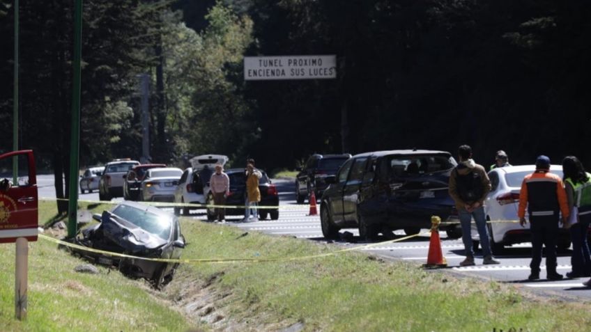 Se registra fuerte accidente en la México-Toluca, automóvil vuelca, impacta a dos vehículos y deja un muerto