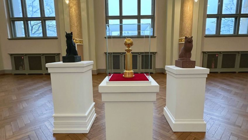 Exhiben en el Museo Nacional de Arte de Letonia Globo de Oro ganado por Flow, lo resguardan gatitos