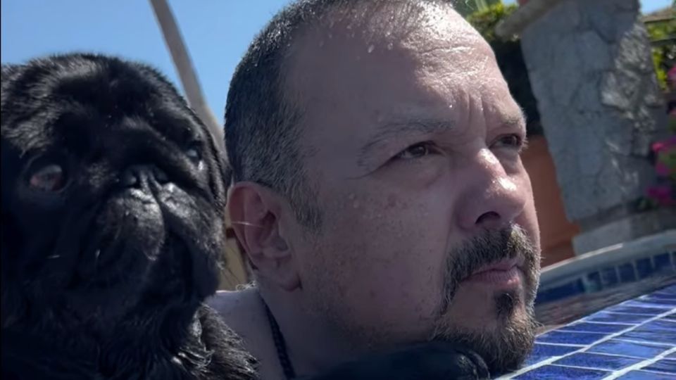 Pepe Aguilar apareció junto a 'Gordo' disfrutando en su alberca