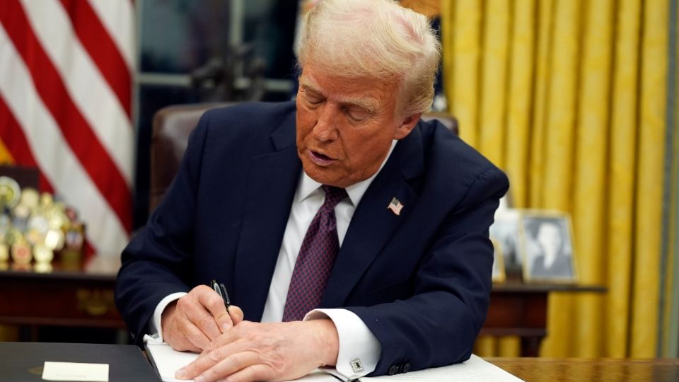 Donald Trump durante las firmas de órdenes ejecutivas en la Casa Blanca.