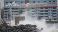 Con olas de 6 metros y el mar en las calles, así fue el Norte en Veracruz | VIDEO