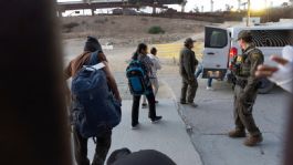 Foto que representa a Manuel Castro explica que debe hacer un connacional en caso de ser detenido por migración