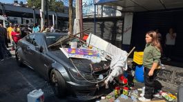 Foto que representa a Mujer choca auto de lujo contra puestos ambulantes en San Antonio Abad y arrolla a tres adultos mayores