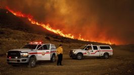 Foto que representa a Evacúan a 50,000 por nuevos incendios en California; VIDEOS exhiben paisajes apocalípticos