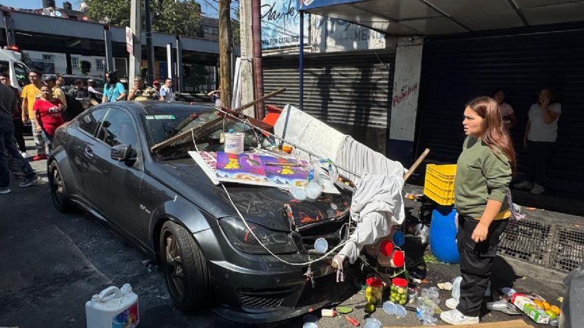 Mujer choca auto de lujo contra puestos ambulantes en San Antonio Abad y arrolla a tres adultos mayores