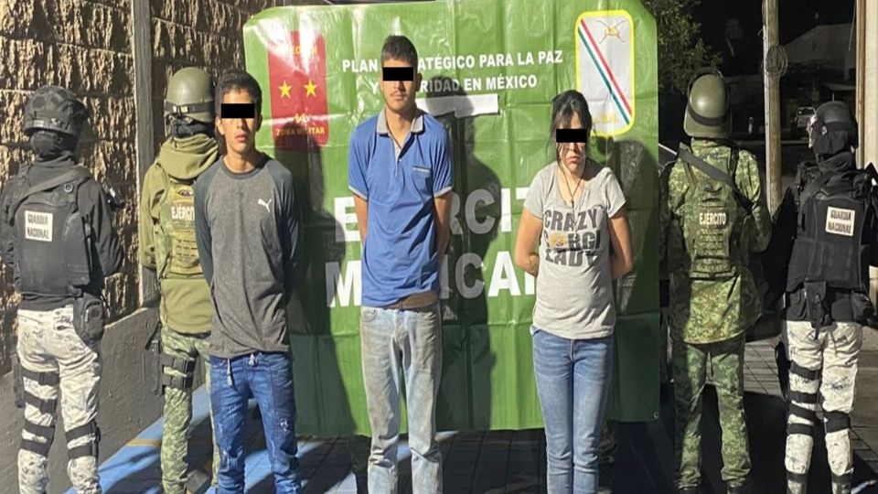 En Aguascalientes, elementos del Ejército Mexicano y GN detuvieron a tres personas, a quienes aseguraron cuatro armas cortas, cargadores, cartuchos y diversas dosis de droga