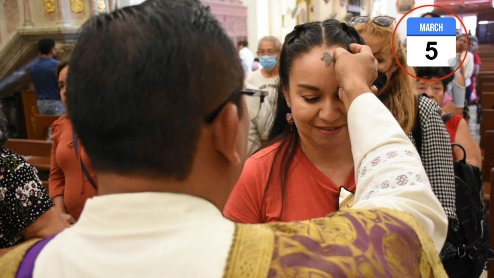 Fieles católicos reciben la cruz de ceniza, símbolo que marca el periodo de ayuno, penitencia y reflexión, así como el inicio de la cuaresma.