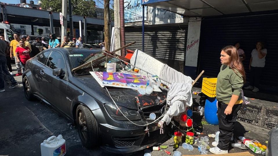 El automóvil, un Mercedes Benz de color gris, era conducido por una mujer de 24 años.