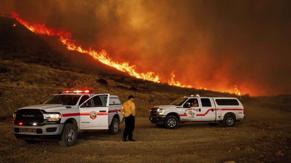 Bomberos laboran en el combate a las llamas ante las condiciones extremas.