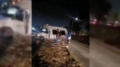 Conductor intenta saltar camellón en Ecatepec, se atora y pierde las llantas traseras