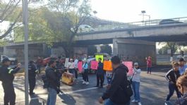 Foto que representa a Bloquean Periférico Norte, a la altura de la manzana de Roma; trabajadores se manifiestan por despidos injustificados